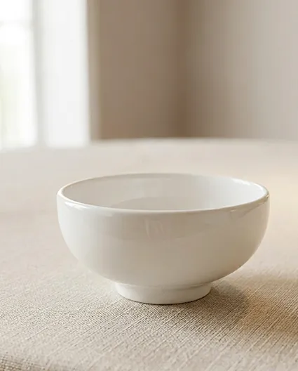 Porcelanowa miska BONNA  w eleganckim nakryciu stołu restauracyjnego z białym obrusem