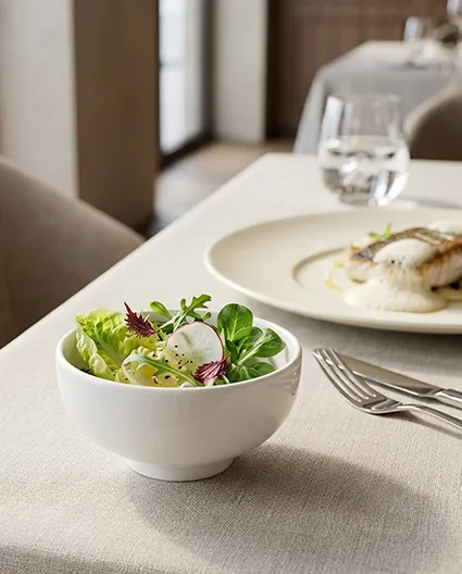 Porcelanowa miska BONNA w aranżacji stołu restauracyjnego.