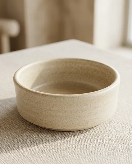 Porcelanowa miska BONNA  w eleganckim nakryciu stołu restauracyjnego.