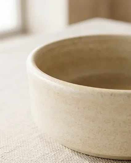 DetaL, zbliżenie na rant porcelanowej miski BONNA w aranżacji stołu