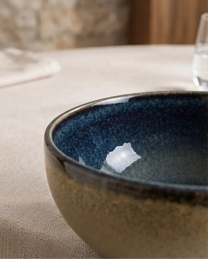 orcelana Bonna na restauracyjnym stole w eleganckiej aranżacji, podkreślającej nowoczesne wzornictwo, trwałość oraz premium jakość zastawy stołowej.