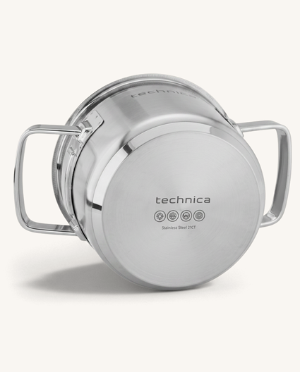 Spód garnka Technica ze stali nierdzewnej z widocznym oznaczeniem producenta. Zdjęcie prezentuje dno naczynia z logo Technica, piktogramami kompatybilności z różnymi typami kuchenek oraz informacją „Stainless Steel 21CT”. Widoczne są również dwa boczne uchwyty.