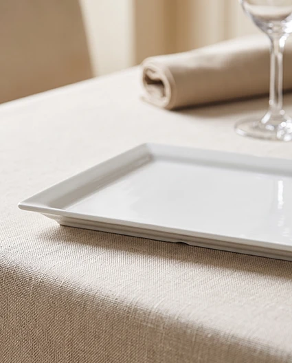 Naczynie z melaminy Kulsan w eleganckiej aranżacji restauracyjnej