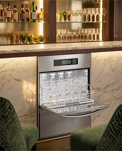 Podblatowa zmywarka Winterhalter UC do szkła i naczyń w eleganckiej przestrzeni barowej