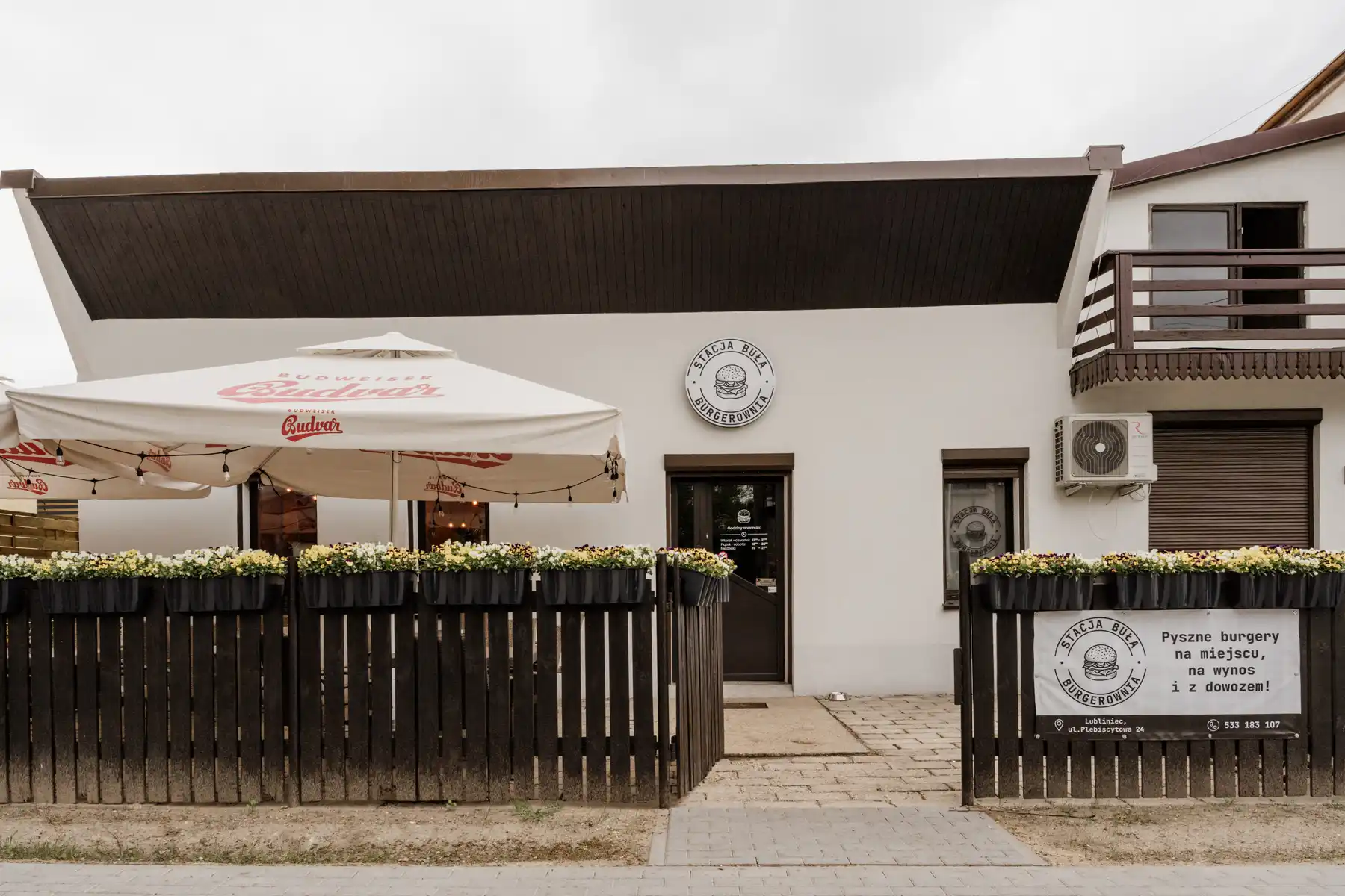 Wejście do restauracji Stacja Buła Burgerownia z ogródkiem.