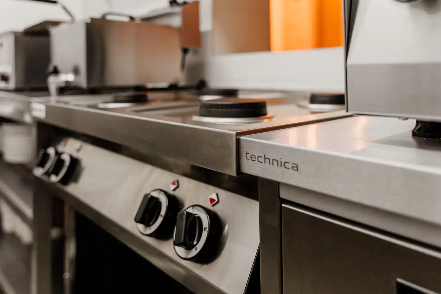 Profesjonalna kuchnia restauracyjna Stacja Buła Burgerownia z linią grzewczą i sprzętem gastronomicznym ze stali nierdzewnej Technica