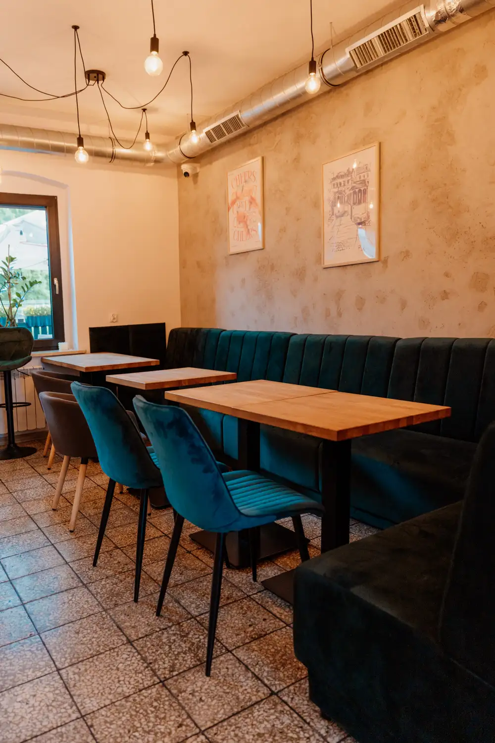 Sala restauracyjna Stacja Buła Burgerownia z miejscami do siedzenia