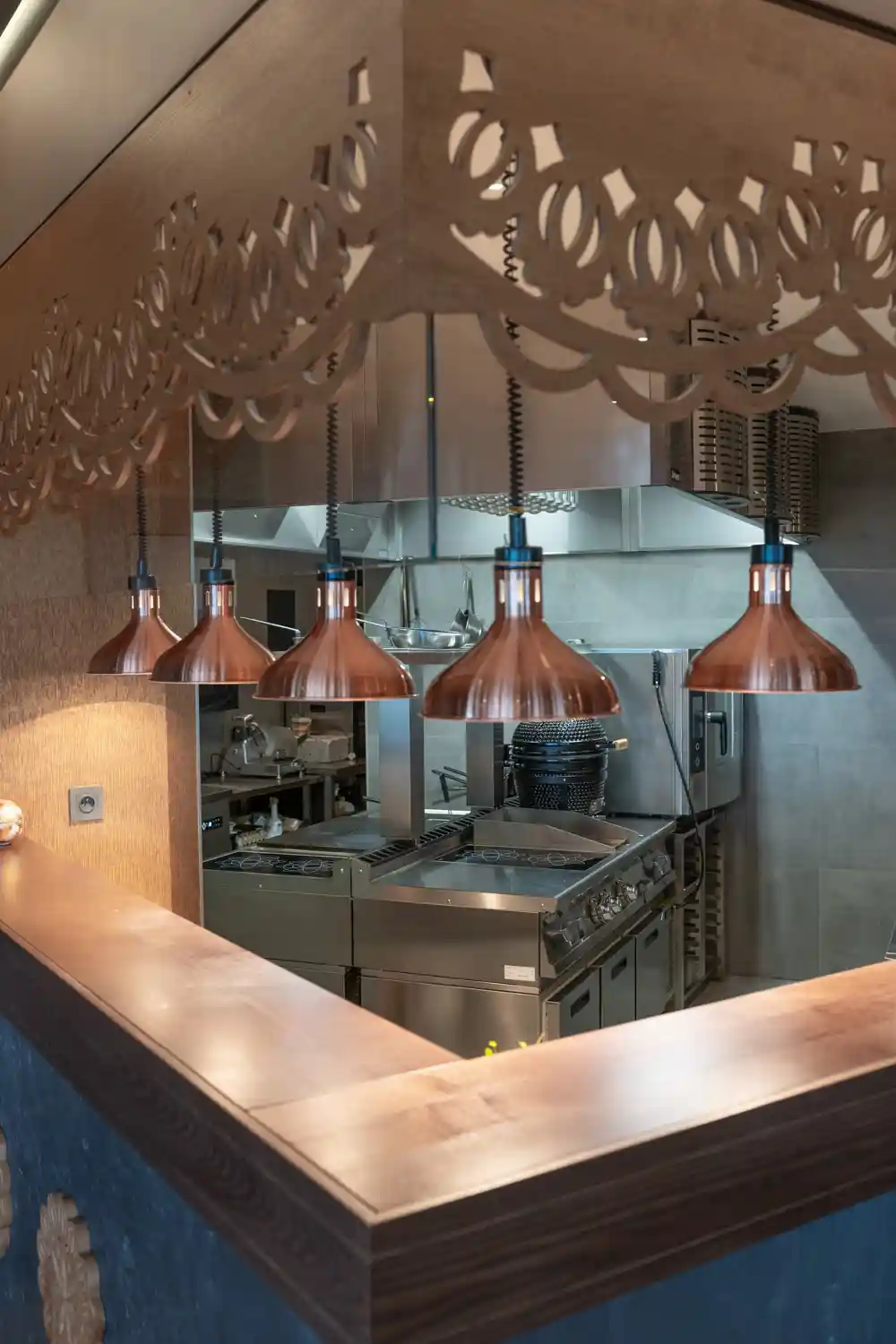 Otwarta kuchnia restauracyjna z profesjonalnym sprzętem.