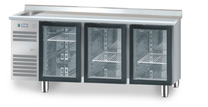 Stoł chłodniczy 3-drzwiowy z drzwiami przeszklonymi i zlewozmywakiem, 1825x600x850 mm | DORA METAL, DM-S-91006